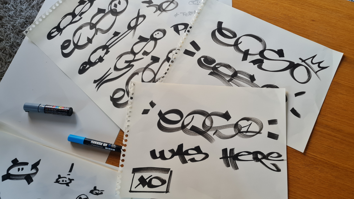 Croquis de tags graffiti « EQSO » au feutre, recherches graphiques du personnage