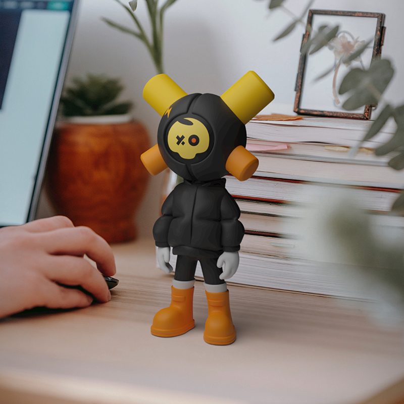 Art toy EQSO Black Skully posé sur un bureau