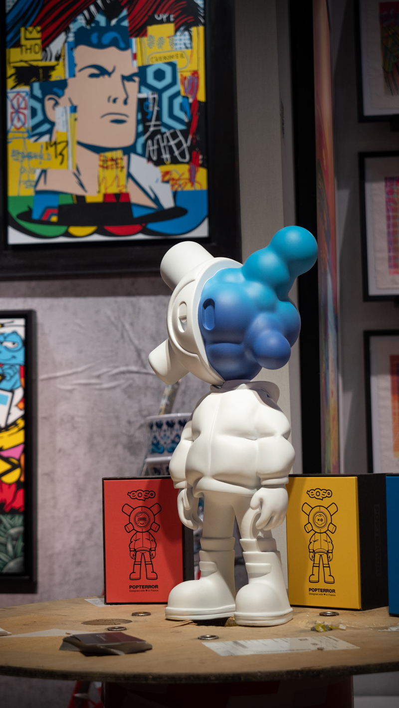 Sculpture EQSO blanche et bleue exposée au salon District 13, hôtel Drouot