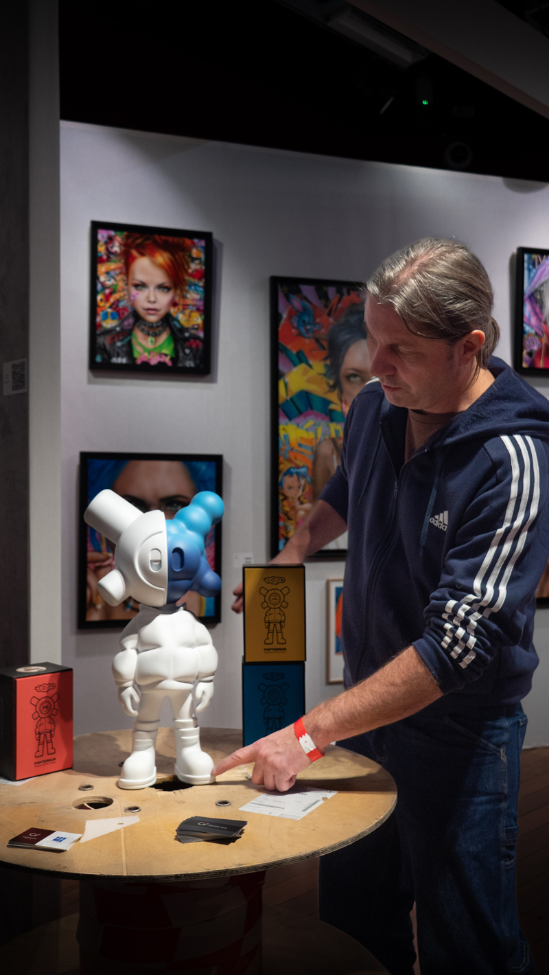 Le stand Popterror au salon District 13 à l'hôtel Drouot
