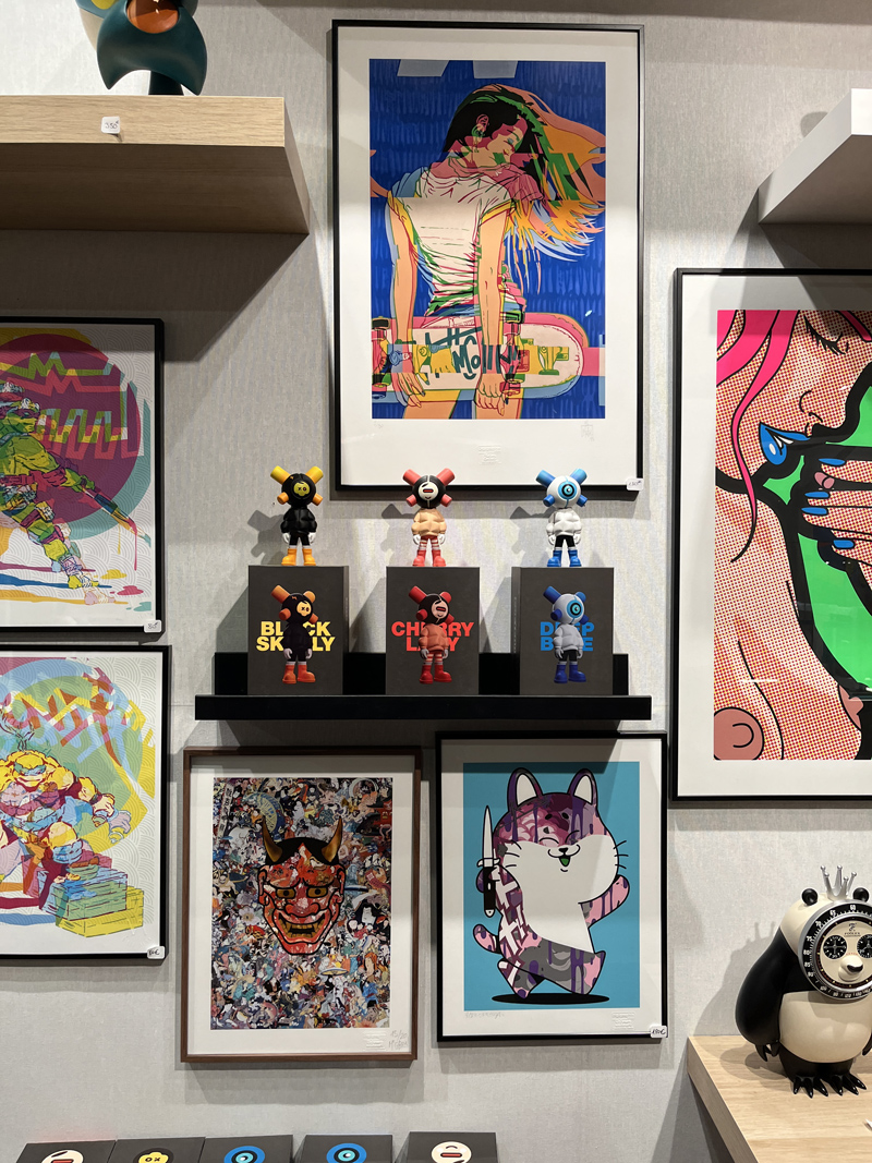 Art toys EQSO exposés sur une étagère entre des œuvres pop art
