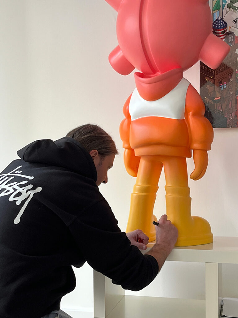 Signature à la main d'une sculpture EQSO grand format