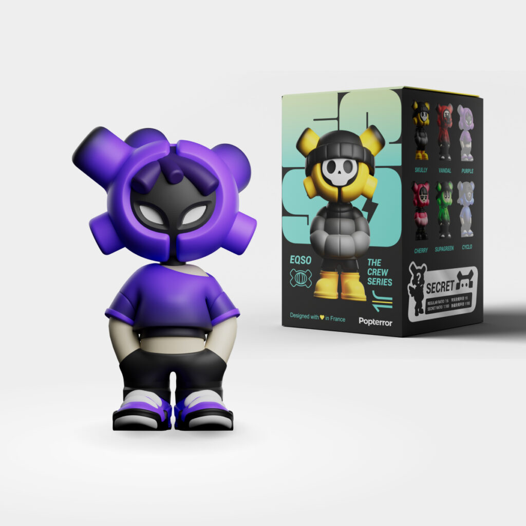 Blind box EQSO The Crew : figurine vinyle violette masquée à côté de sa boîte mystère