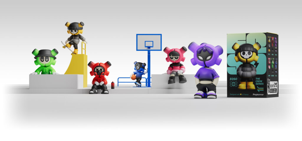 Les figurines de la blind box EQSO The Crew dans un skatepark miniature : skateur, basketteur et leur boîte