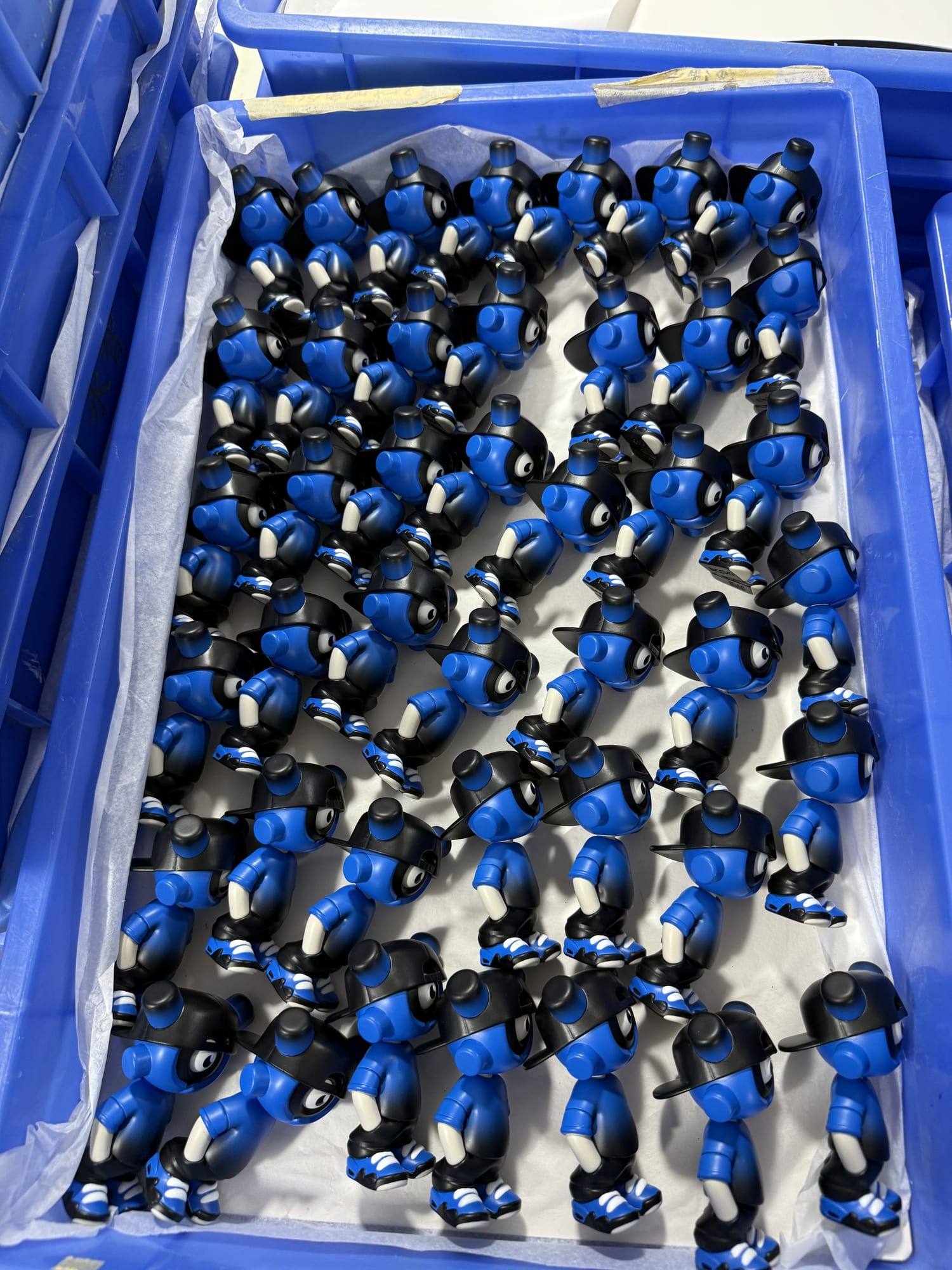 Bac de figurines bleues de la blind box EQSO The Crew dans notre usine partenaire