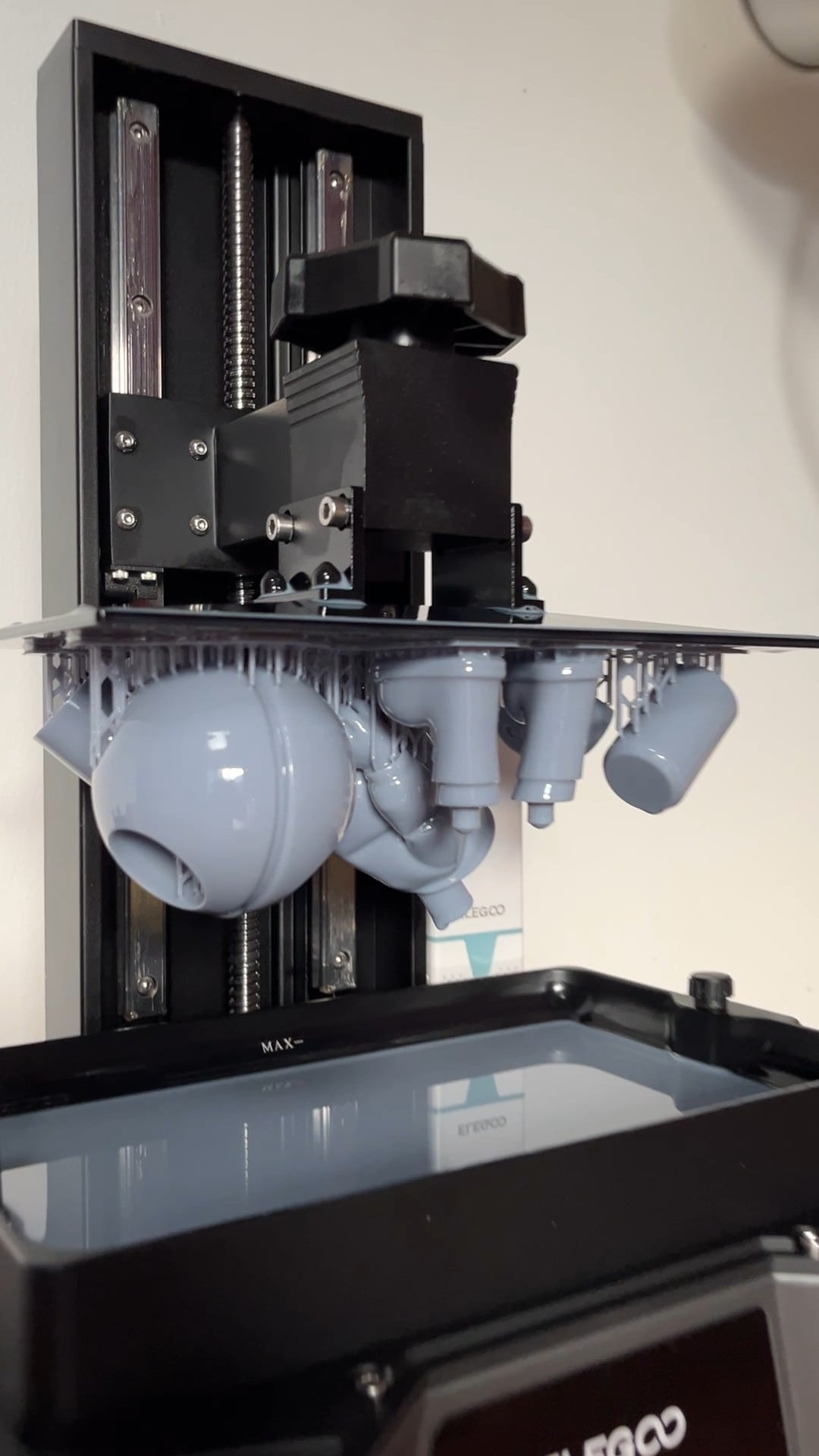 Pièces d’un prototype imprimées en 3D en résine, encore accrochées au plateau de l’imprimante avec leurs supports