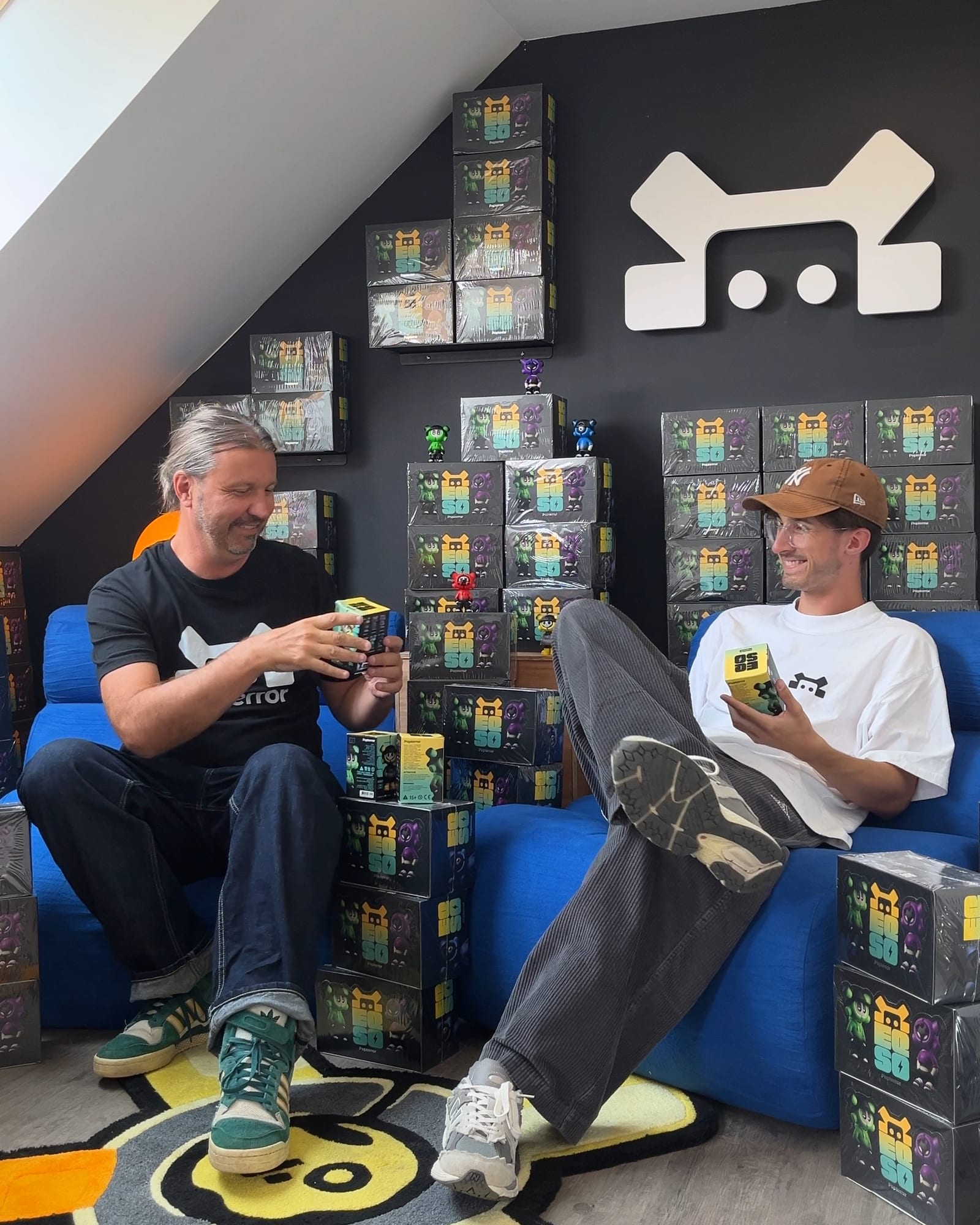 Romain et Fred, fondateurs de Popterror, entourés de blind box EQSO The Crew