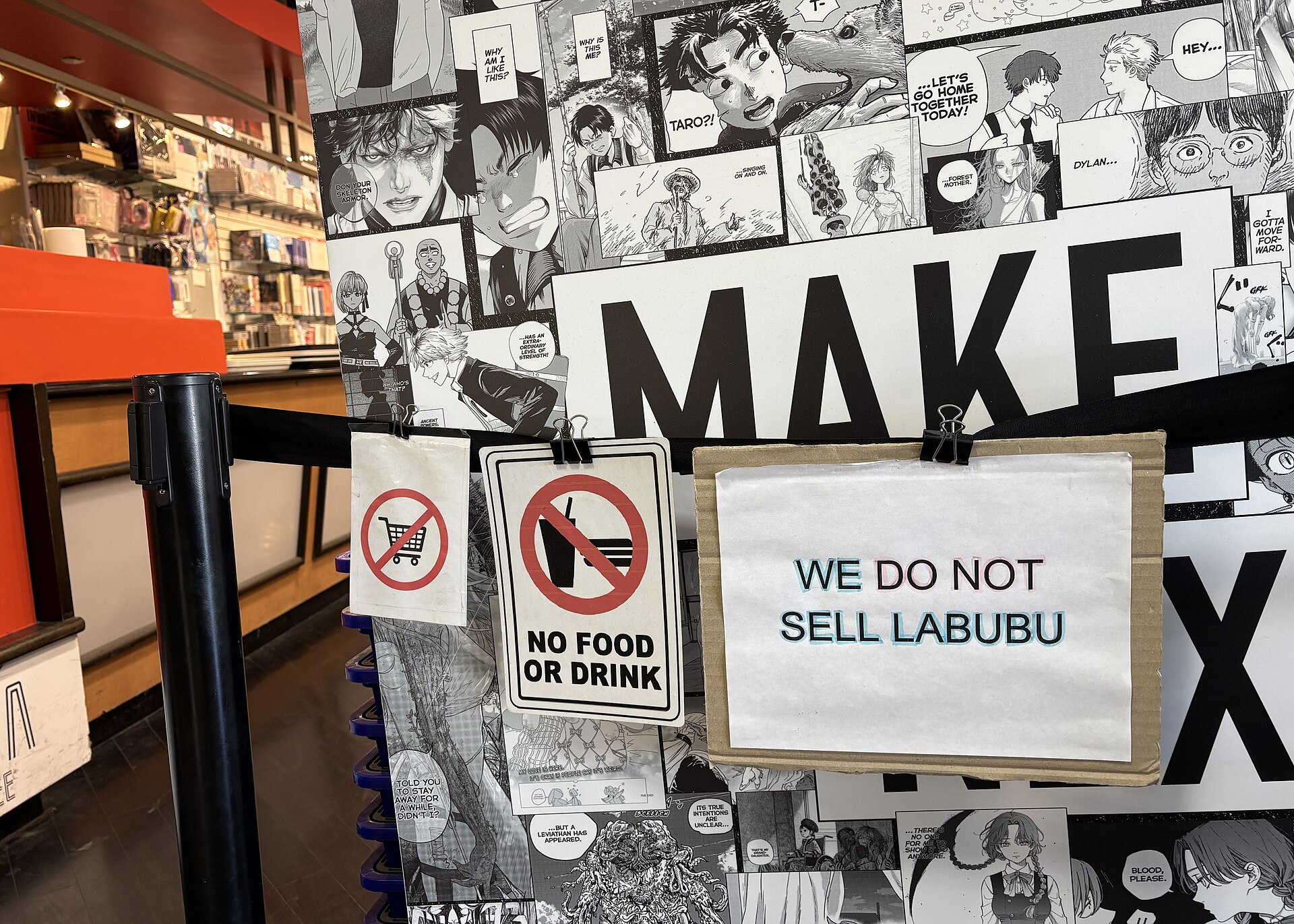 Affichette « We do not sell Labubu » sur la vitrine d’une boutique de Los Angeles en 2025